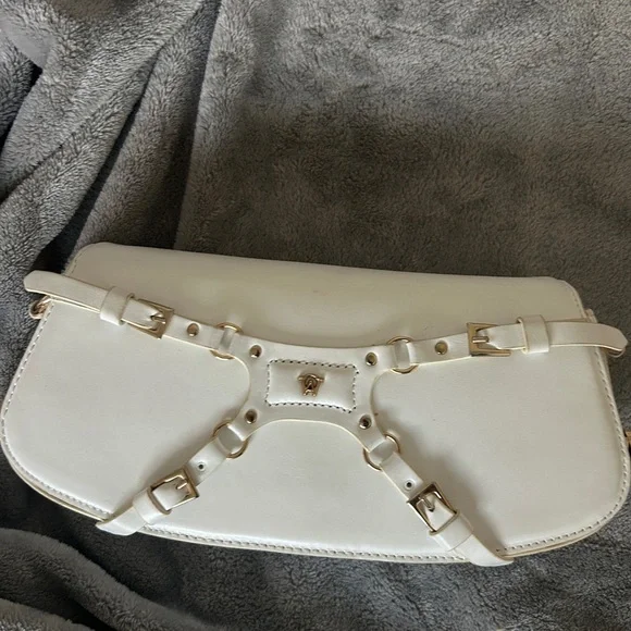 Manc. Lilith in White - Picture 2 of 16